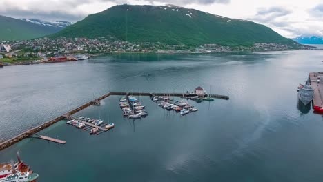 Vista-De-Un-Puerto-Deportivo-En-Tromso,-Al-Norte-De-Noruega